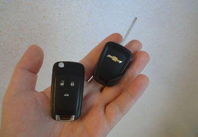 Два комплекта ключей для авто